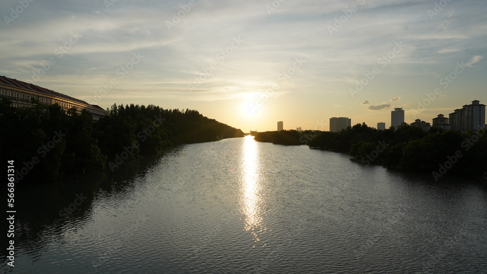 川の上の夕日