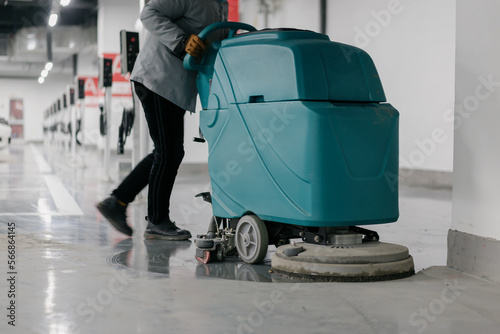 Obraz na płótnie cleaning floor with machine w salonie