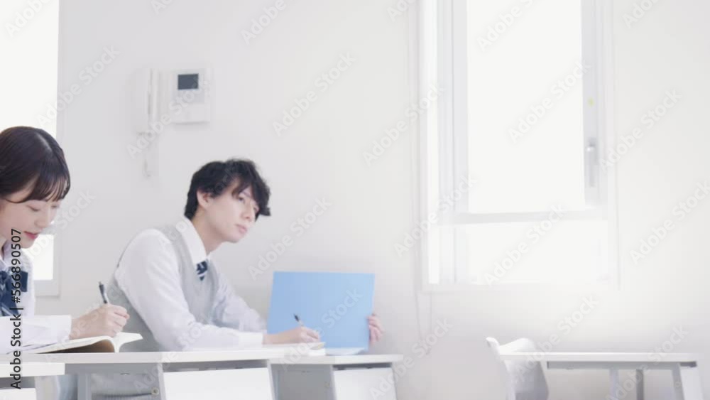 教室で授業を受ける学生 教室で授業を受ける学生