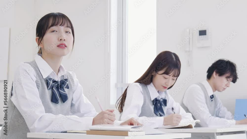 教室で授業を受ける学生 教室で授業を受ける学生