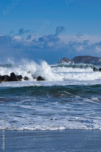 砕ける波と冬空の岬