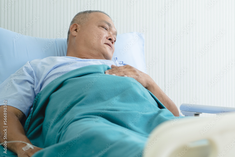 Obraz premium Patient lying on the bed and resting in hospital.