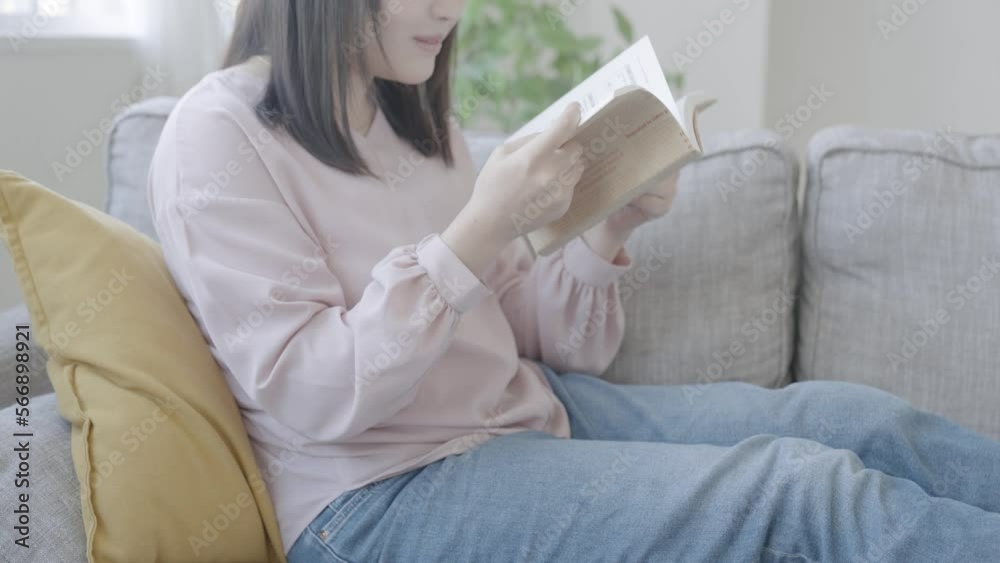 読書をする女性 読書をする女性
