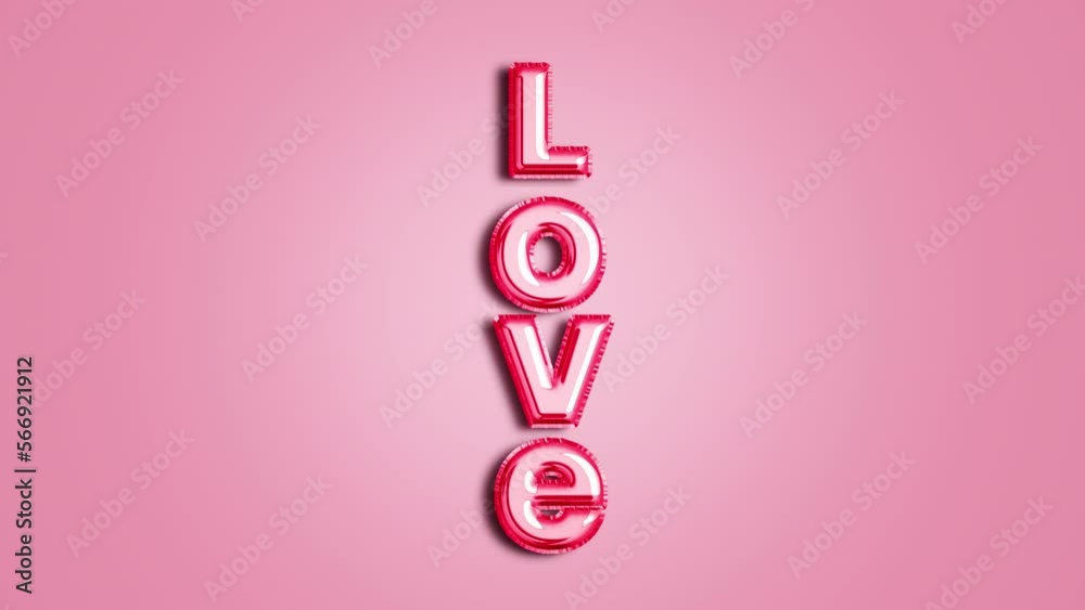 Letra love de globo de aluminio vertical en fondo rosa. 