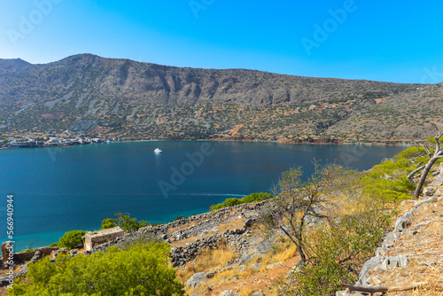 Blick von der Insel Spinalonga (Kalydon) auf Elounda, Agios Nikolaos, Kreta (Griechenland)