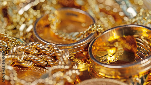 Goldschmuck, Goldmünzen und Goldbarren in einer Nahaufnahme