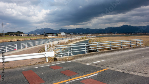 鞍手町のひん道橋の冬景色、灰色の雲、冬の吹雪が迫ってくる。The winter scenery of Hindo Bridge in Kurate-machi, gray clouds, and a winter blizzard are approaching. photo