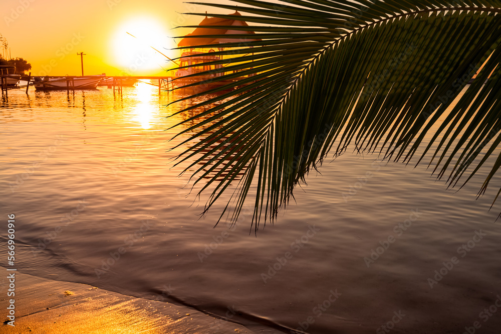 Coucher de soleil sur plage paradisiaque de l’île Maurice 