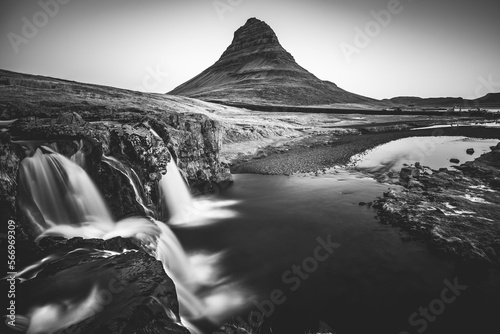 Kirkjufell sulla penisola di Snæfellsnes, la montagna più famosa dell'isola decorata con le sue bellissime cascate. Versione in bianco e nero. photo