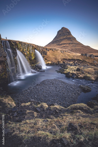 Kirkjufell sulla penisola di Sn  fellsnes  la montagna pi   famosa dell isola decorata con le sue bellissime cascate.