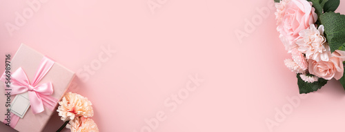 Obraz na płótnie Valentine's Day and Mother's Day design concept background with pink flower and gift on pink background