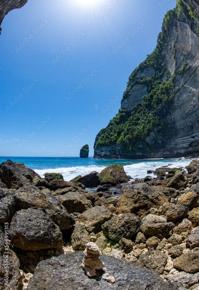 Fototapeta premium Tembeling Beach and Natural swimming pool in amazing Nusa Penida island near Bali, Indonesia.