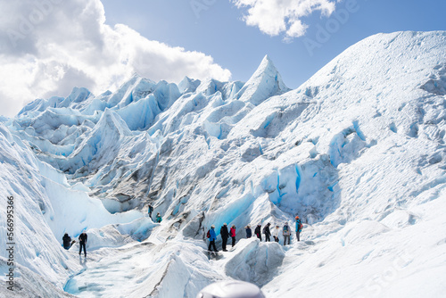 Fotografía Las personas van caminando y explorando el glaciar Perito Moreno en la Patagonia Argentina
