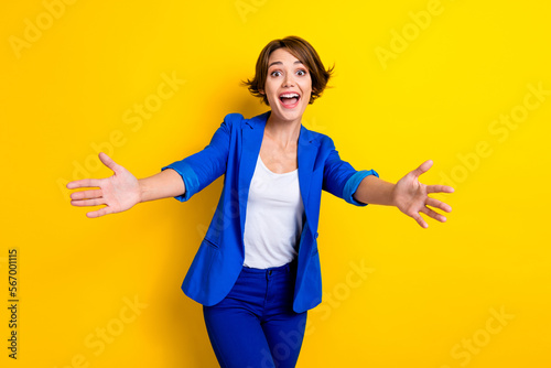 Foto Photo of excited business lady meet old friend welcome new applicant hiring vaca