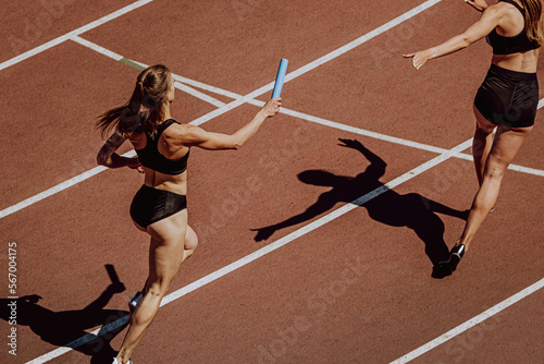 Fotografia women relay race running for track and field competition