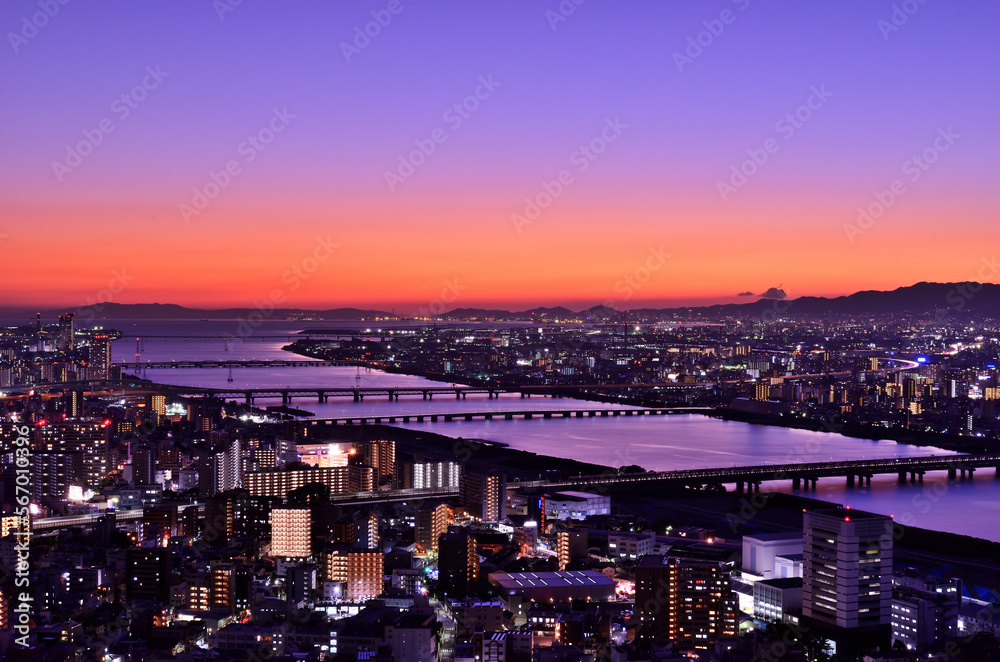 梅田スカイビル空中庭園展望台のマジックアワーの夕景