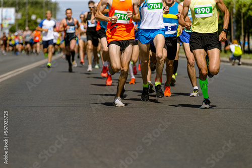 leader marathon race run ahead of large group runners
