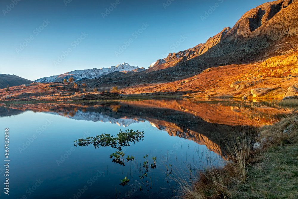 Lever du soleil au Lac Guichard , Paysage du Massif des Grandes Rousses à l' automne , Savoie  , Alpes France.