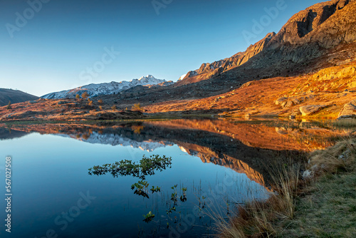 Lever du soleil au Lac Guichard , Paysage du Massif des Grandes Rousses à l' automne , Savoie , Alpes France.