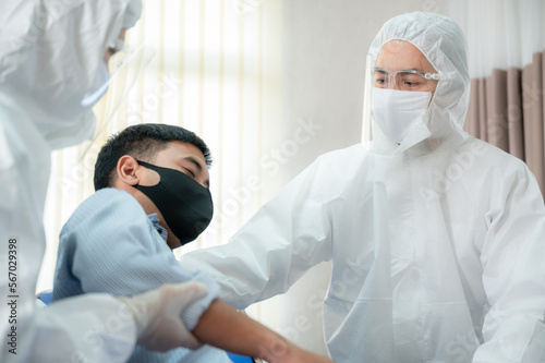 Covid-19 doctors helping ma...