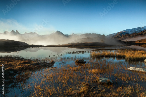 Fototapeta Naklejka Na Ścianę i Meble -  Lever du soleil au Lac Guichard , Paysage du Massif des Grandes Rousses à l' automne , Savoie  , Alpes France.