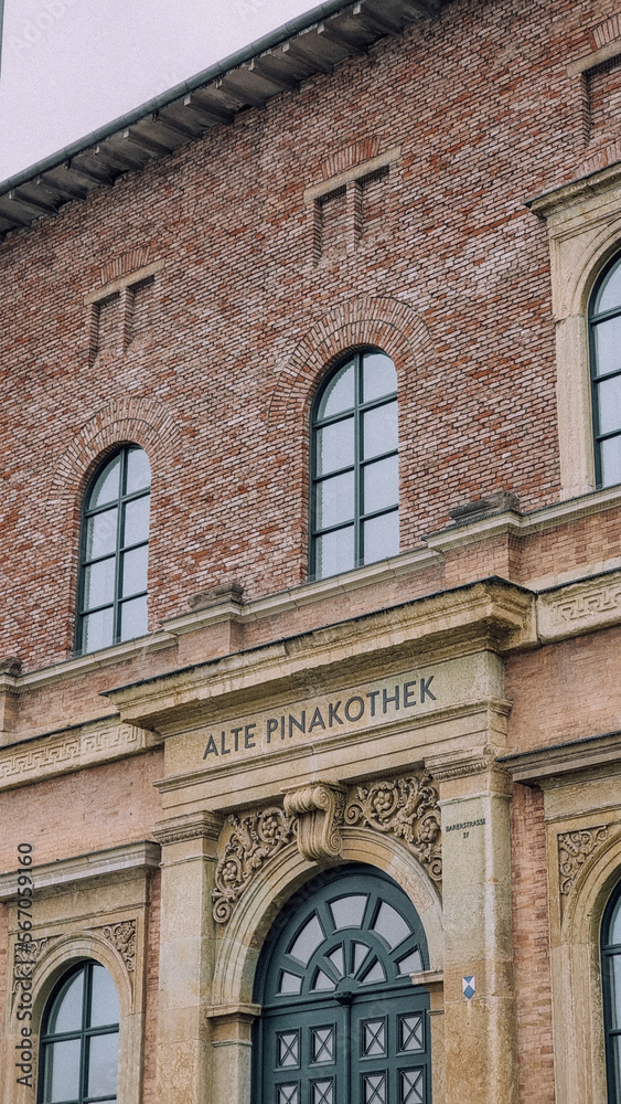 Fototapeta premium facade of an museum in munich - alte Pinakothek