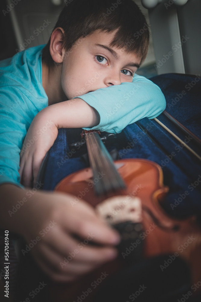 Obraz premium Portret chlopca ze skrzypcami.