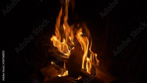 Feu de bois dans une cheminée photo