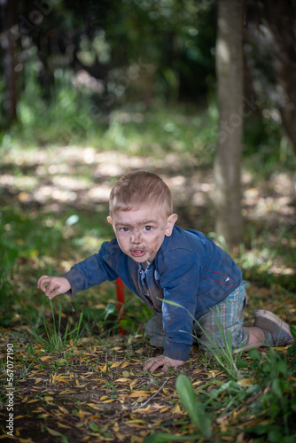 Niño jugando en el parque con tierra en su ropa y en su cara