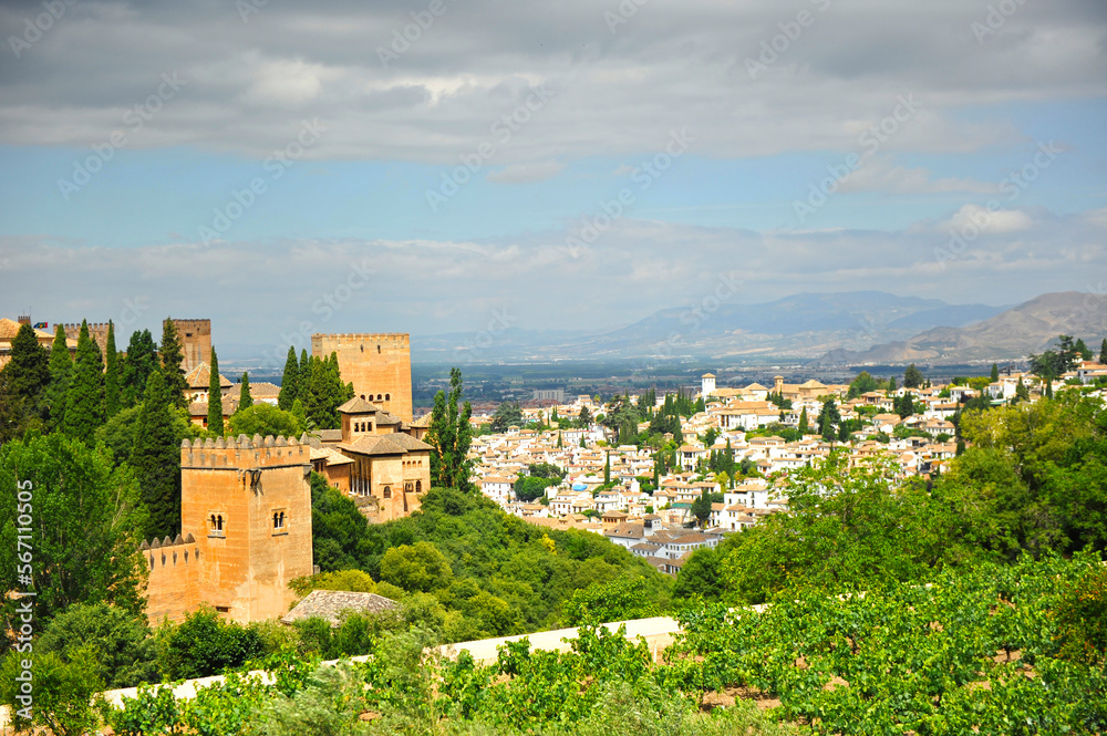 Vista de la Alhambra y el Albaicín de la ciudad de Granada desde los jardines del Generalife, Andalucía, España. Patrimonio de la Humanidad por la Unesco