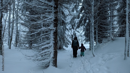 Mutter und Kind gehen allein durch den Wald