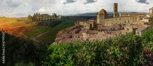 Blick auf alte Grate und Pappelgassen in Volterra, Toskana, Italien. Panoramablick rund um Volterra, Toskana Italien photo