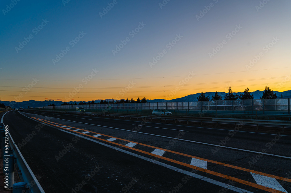 夕暮れ時の高速道路からの風景
