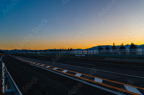 夕暮れ時の高速道路からの風景