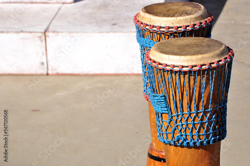 a percussão representada pelos tambores, ou Djembê,q ue produz um grave e vibrante, photo