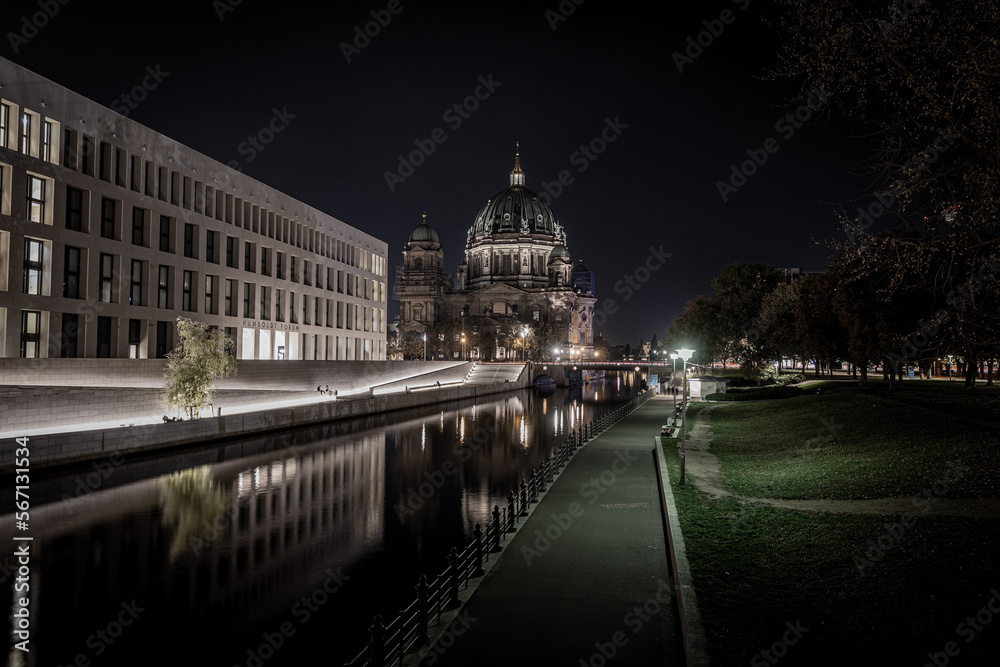 Berliner Dom und Humboldt Forum bei Nacht