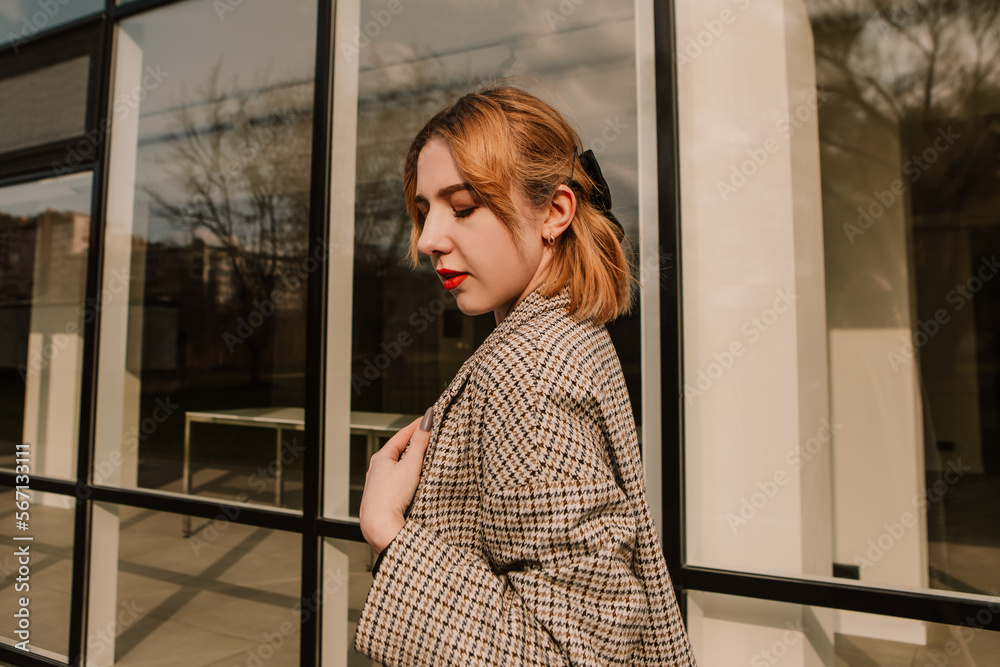 Pretty woman posing near glass building. Girl dressed casual outfits with red lips. Fashion, make up, hairstyle
Pretty woman posing near glass building. Girl dressed casual outfits with red lips. Fashion, make up, hairstyle