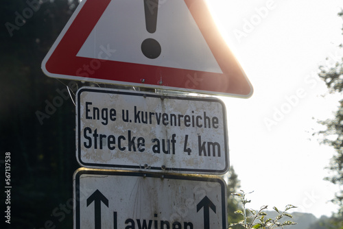 Verkehrszeichen warnt vor enger und kurviger Strecke photo