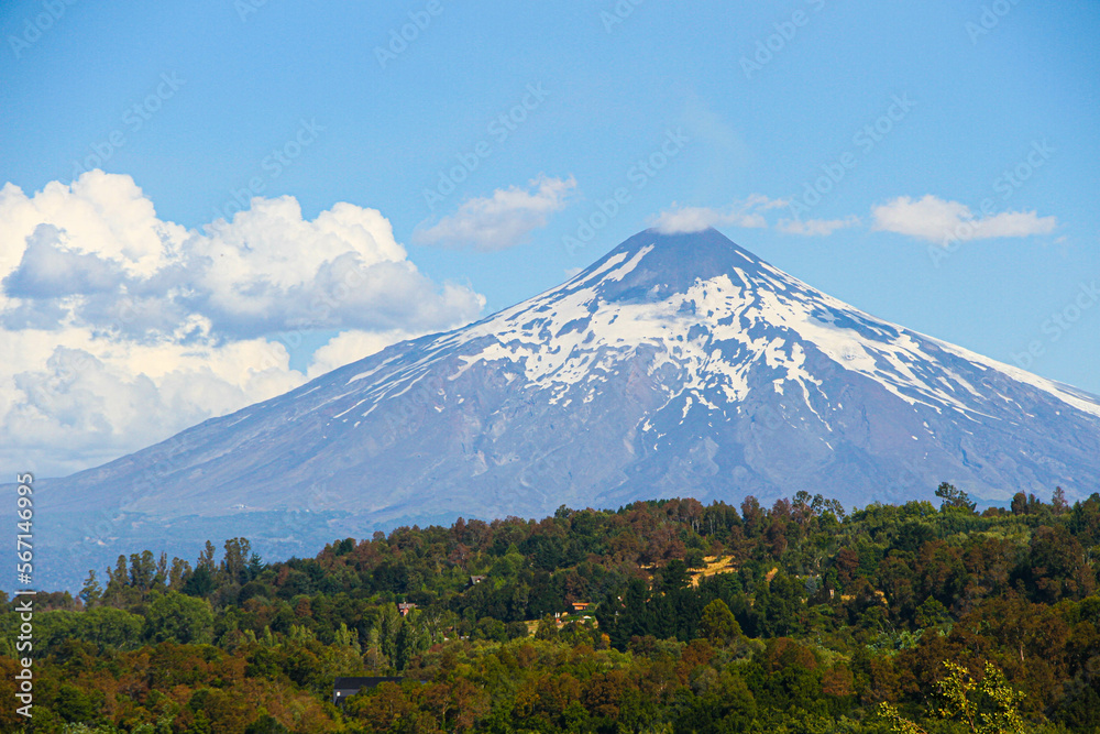 Paisaje de Villarica, Chile con el volcán Villarica de fondo