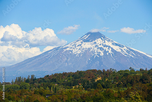 Paisaje de Villarica, Chile con el volcán Villarica de fondo