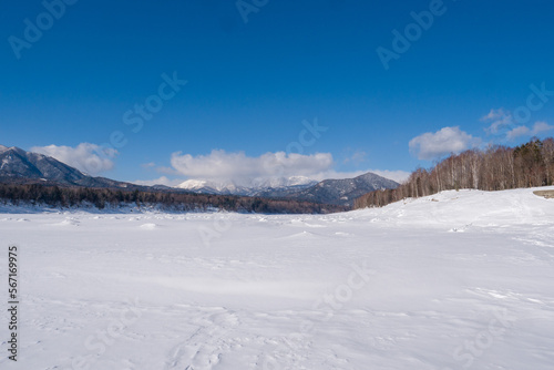 冬の糠平湖（北海道河東郡上士幌町） © 鞘貴 本真