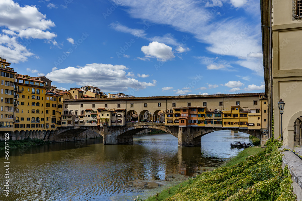 Obraz premium One of the oldest bridges in Florence, the bridge of goldsmiths