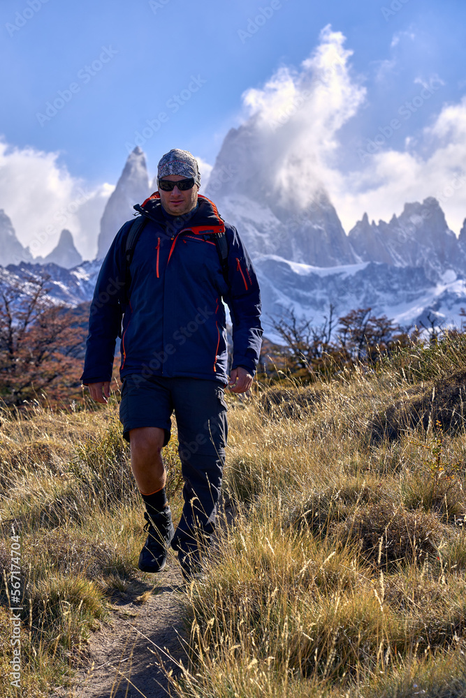 Obraz premium young man trekking in El Chalten, Argentina