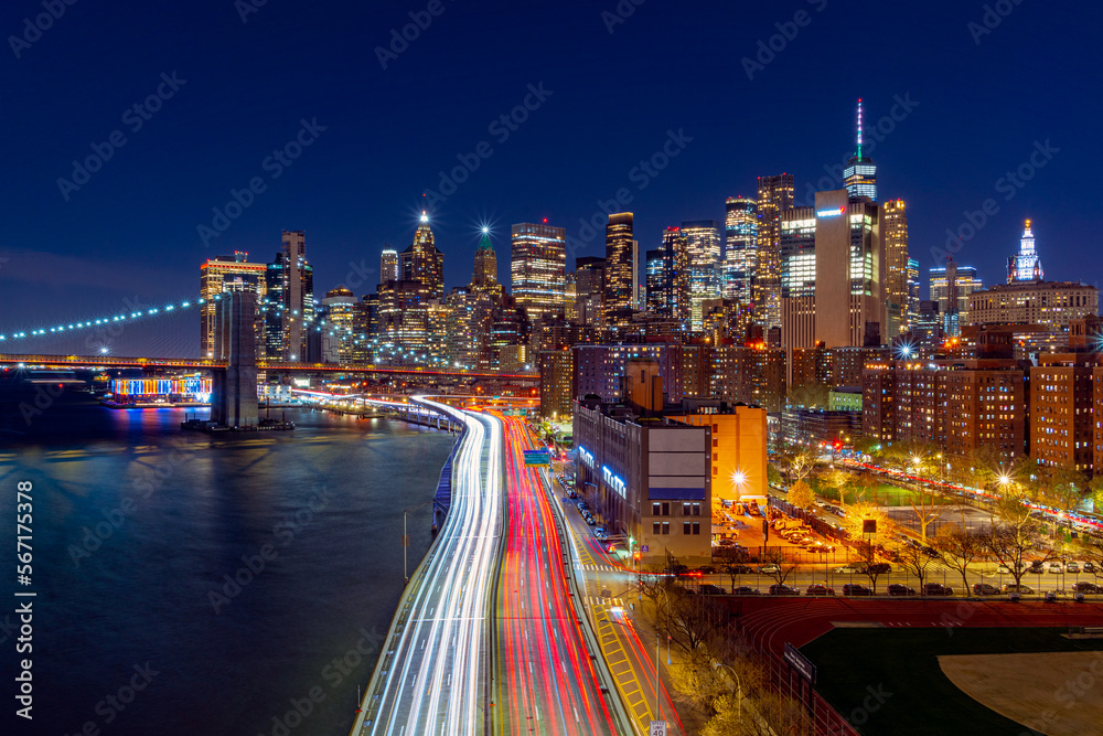 Naklejka premium View of the Brooklyn Bridge and New York City Downtown Skyline from the Manhattan Bridge at night