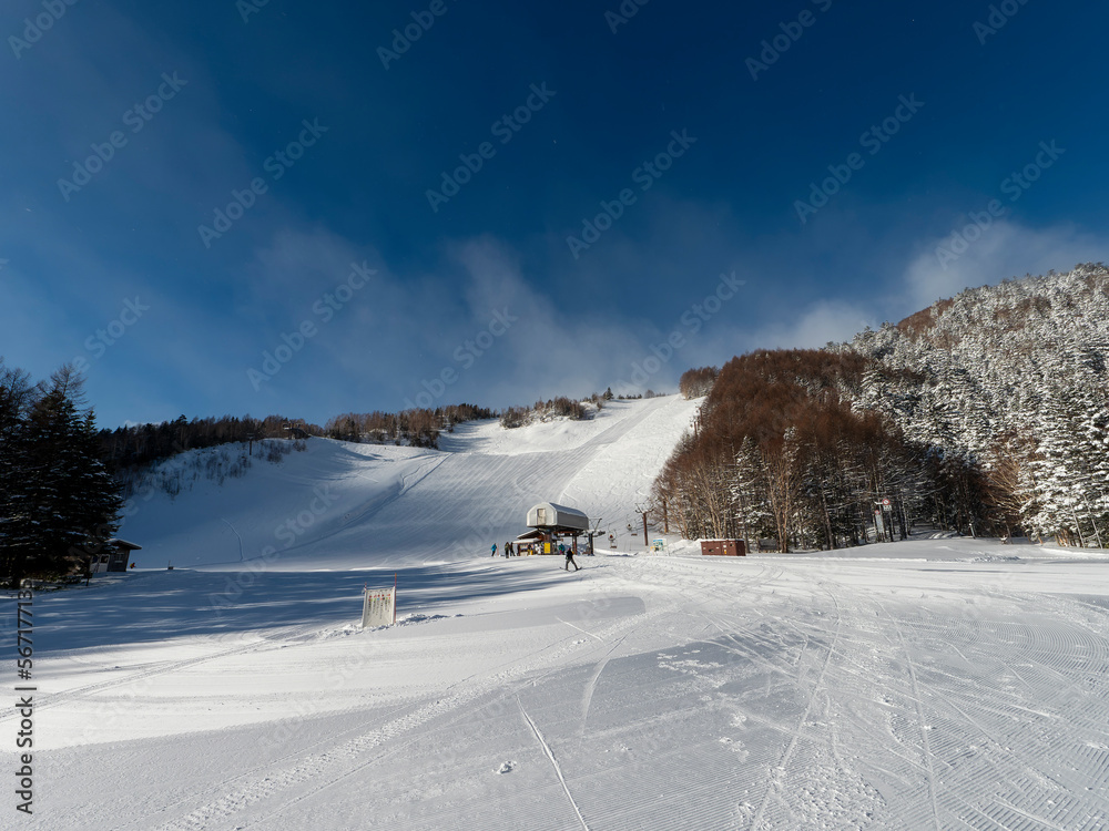 青空が広がるスキー場のゲレンデ Stock Photo Adobe Stock
