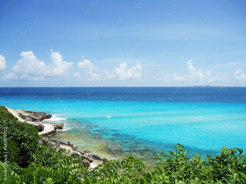 Fototapeta premium beautiful turquoise sea, blue sky noon, caribe ocean