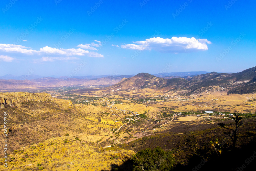 Montañas deserticas en captadas desde el restaurante ''el salto'' en Tierra Blanca, Mexico.
