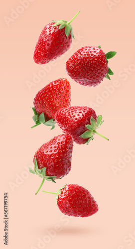 Cuadro en lienzo Delicious sweet strawberries falling on pale pink background