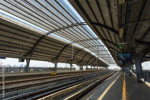 The platform of the newly opened Red Line suburban train station Helps to travel from the center of Bangkok to the outskirts more comfortable.