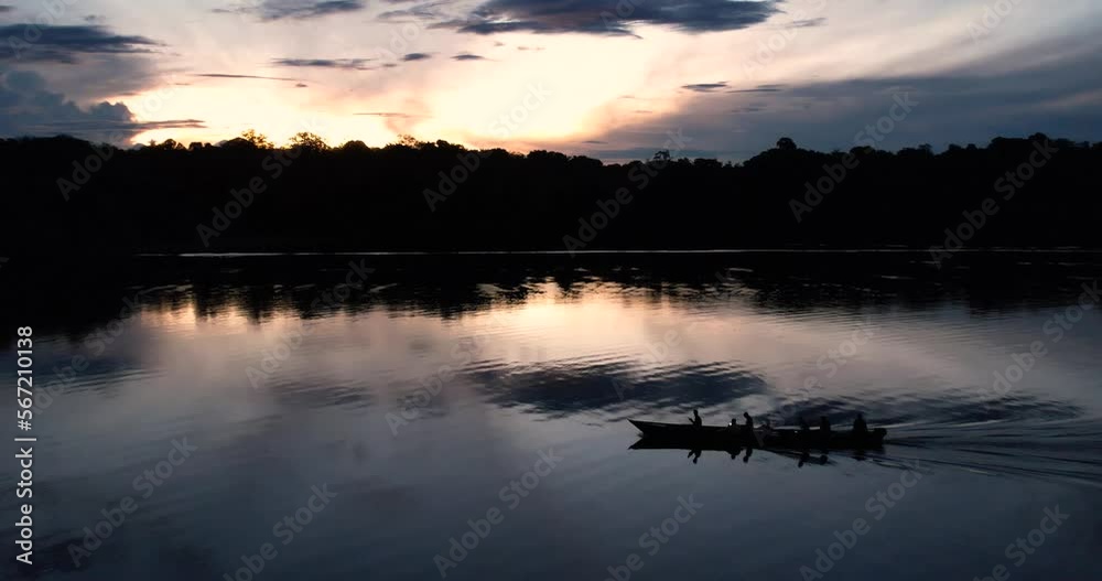 barco no rio da floresta amazonica no por do sol
